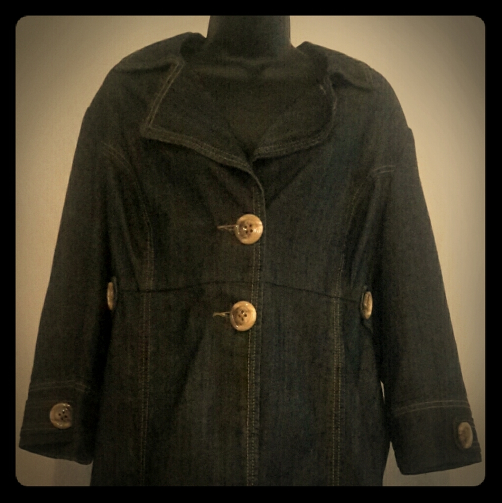 Elongated dark blue denim jacket